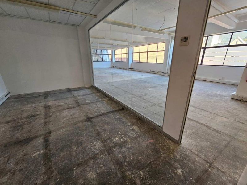 347m2 office to let in Loop Street - Photo 10
