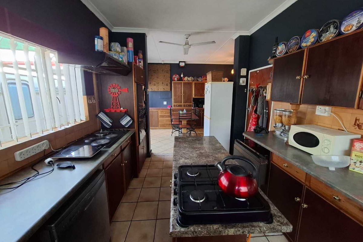 Meticulously cared for family home in an established neighbourhood. - Photo 5