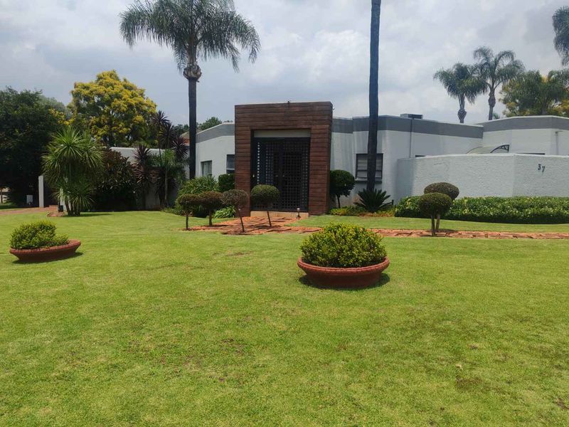 EXCLUSIVE MANDATE - BEAUTIFUL HOUSE IN VERY POPULAR AREA- ENTERTAINERS DREAM - Photo 5