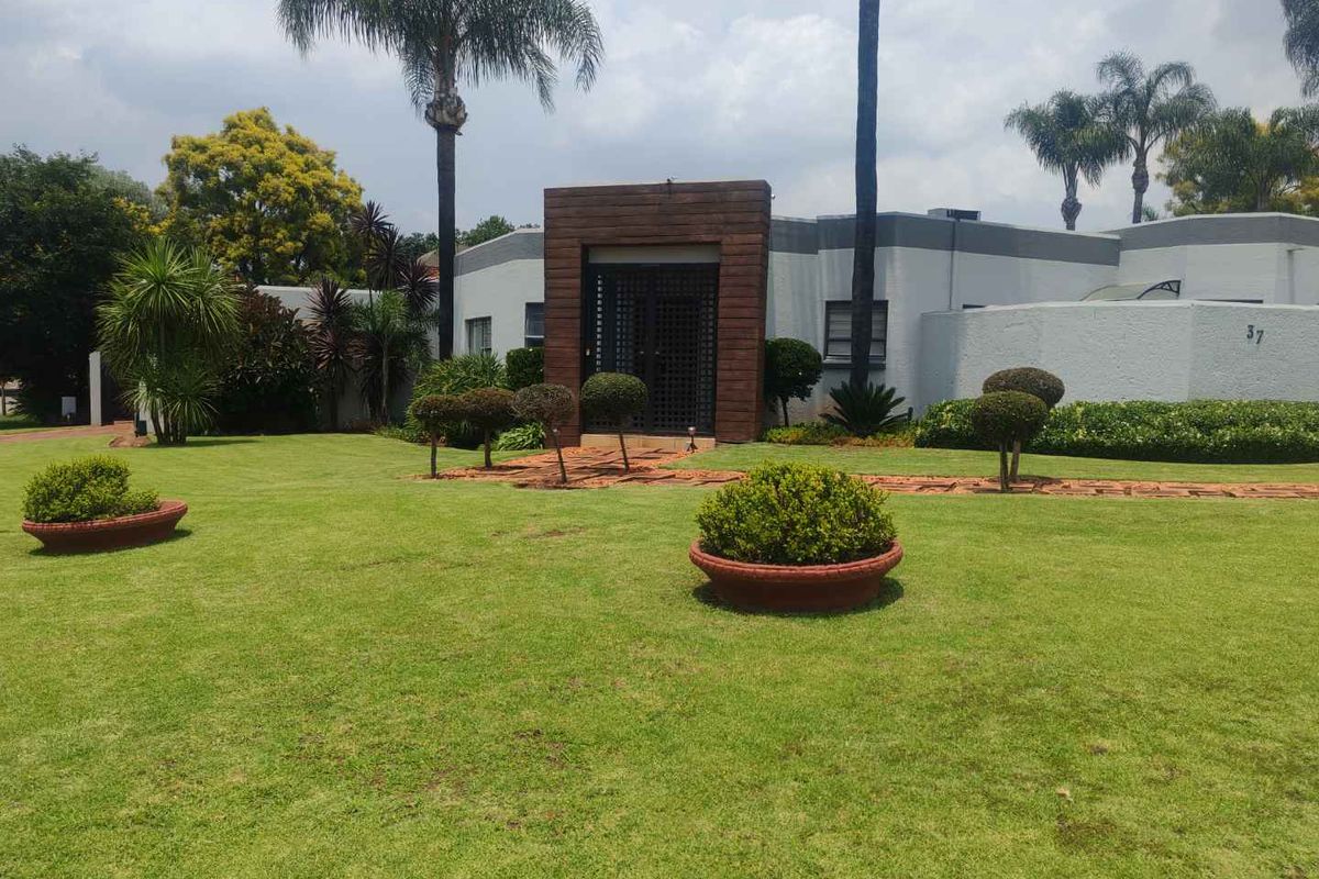EXCLUSIVE MANDATE - BEAUTIFUL HOUSE IN VERY POPULAR AREA- ENTERTAINERS DREAM - Photo 5