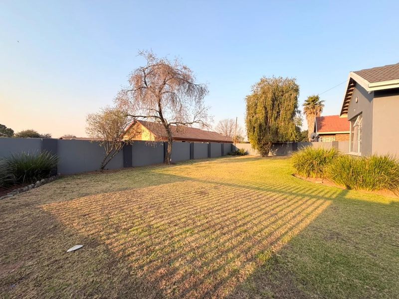 Spacious Family Living with Endless Outdoor Space & Modern Comfort - Photo 3