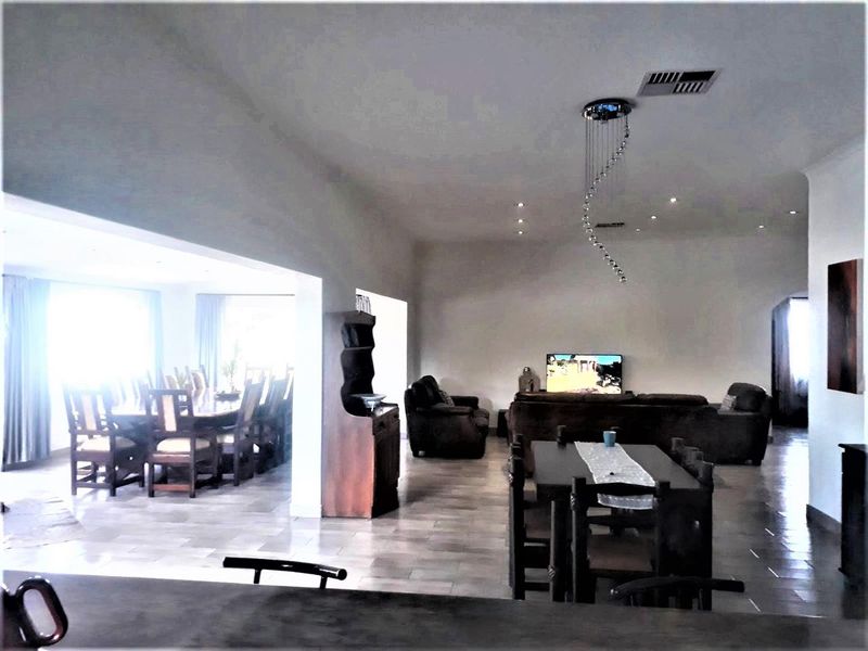 3 Bedroom House with 3 Flats for Sale - Outjo - Photo 3