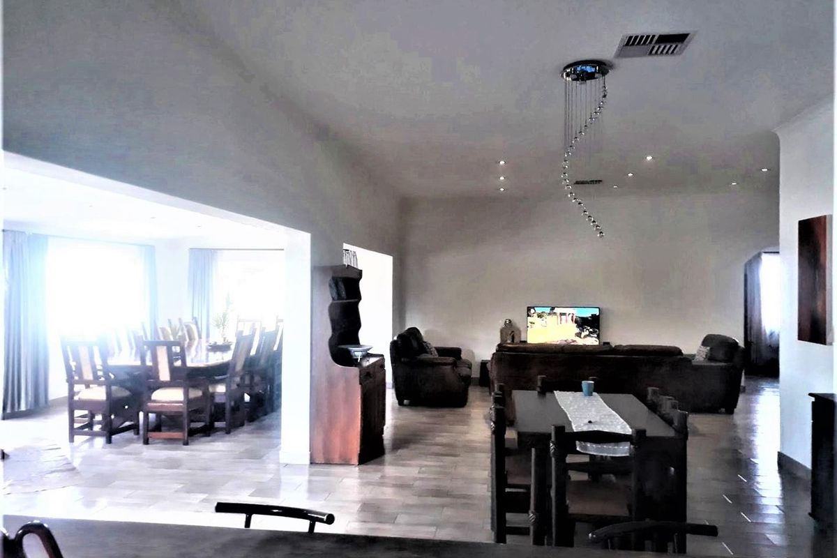 3 Bedroom House with 3 Flats for Sale - Outjo - Photo 3