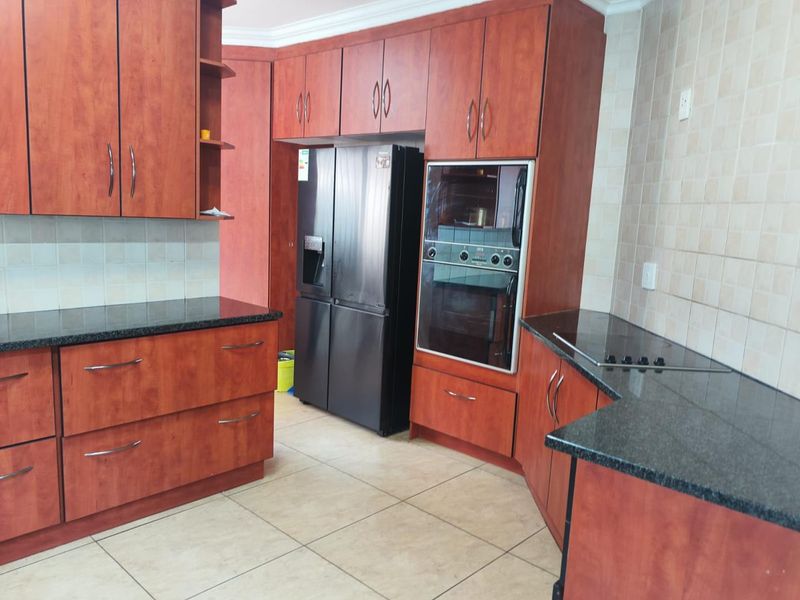 4 or 5 bedroom Double storey, with solar panels! 4 units in this cluster complex! - Photo 2