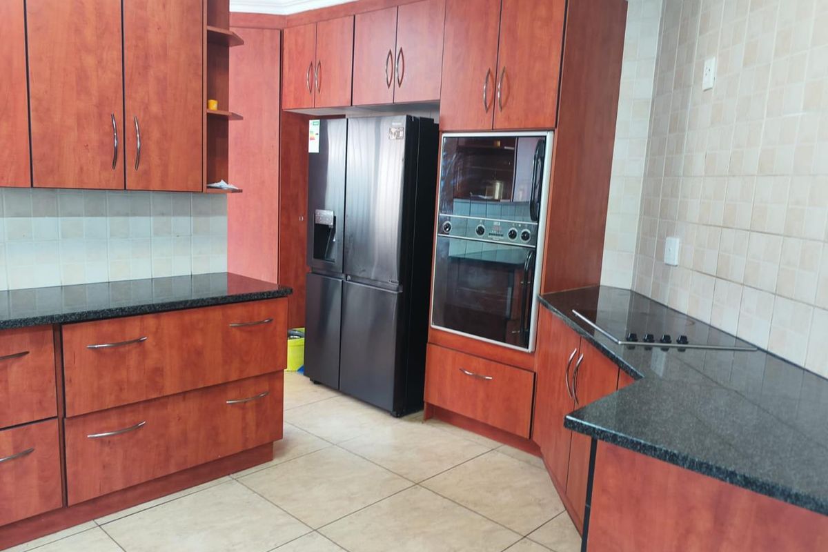 4 or 5 bedroom Double storey, with solar panels! 4 units in this cluster complex! - Photo 2