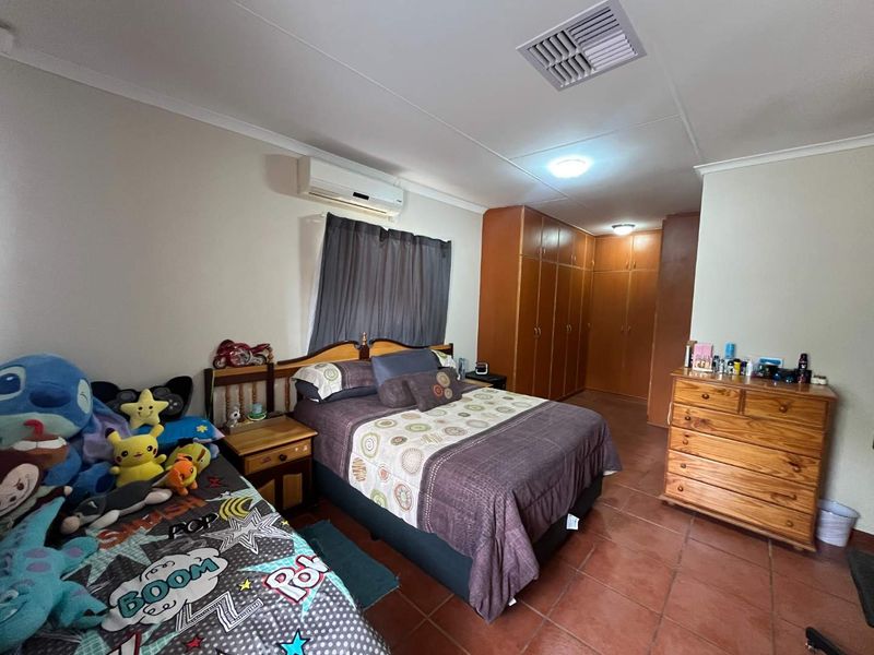 4 Bedroom Family Home with Private 2 Bedroom Flat in a Sought-After Neighbourhood - Photo 7