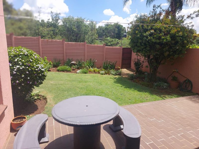 Pet Friendly Three Bedroom Home with Private Garden - Photo 3