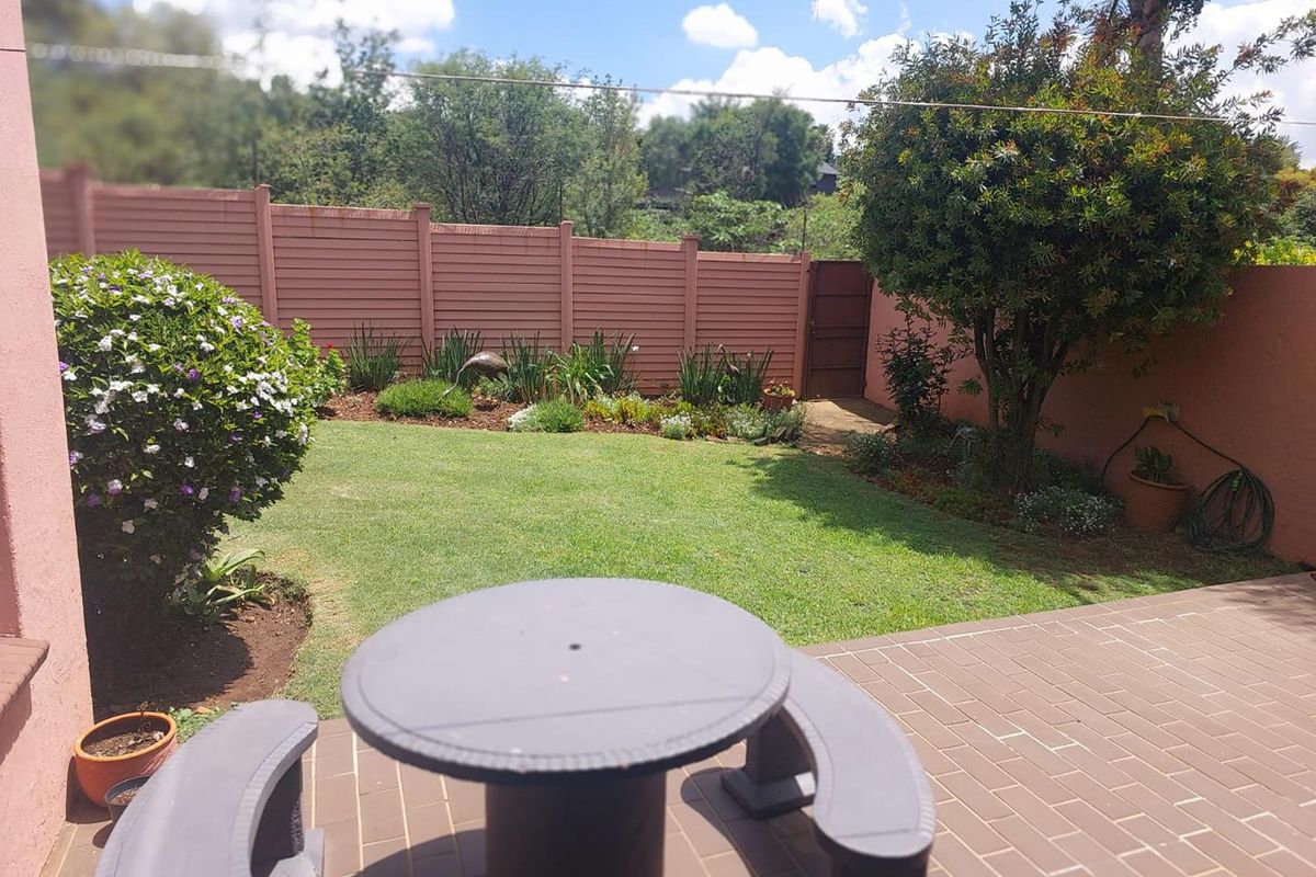 Pet Friendly Three Bedroom Home with Private Garden - Photo 3