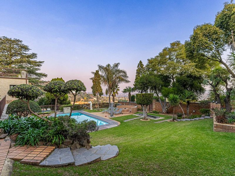Luxury Family Home with Spectacular Panoramic Views in Glenvista - Photo 2