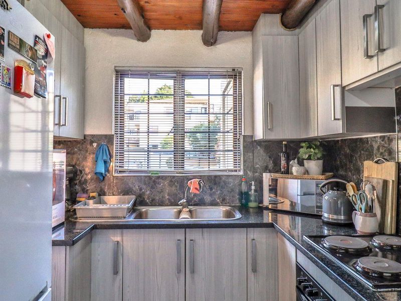 Two bedroom loft apartment in Bryanston - Photo 5