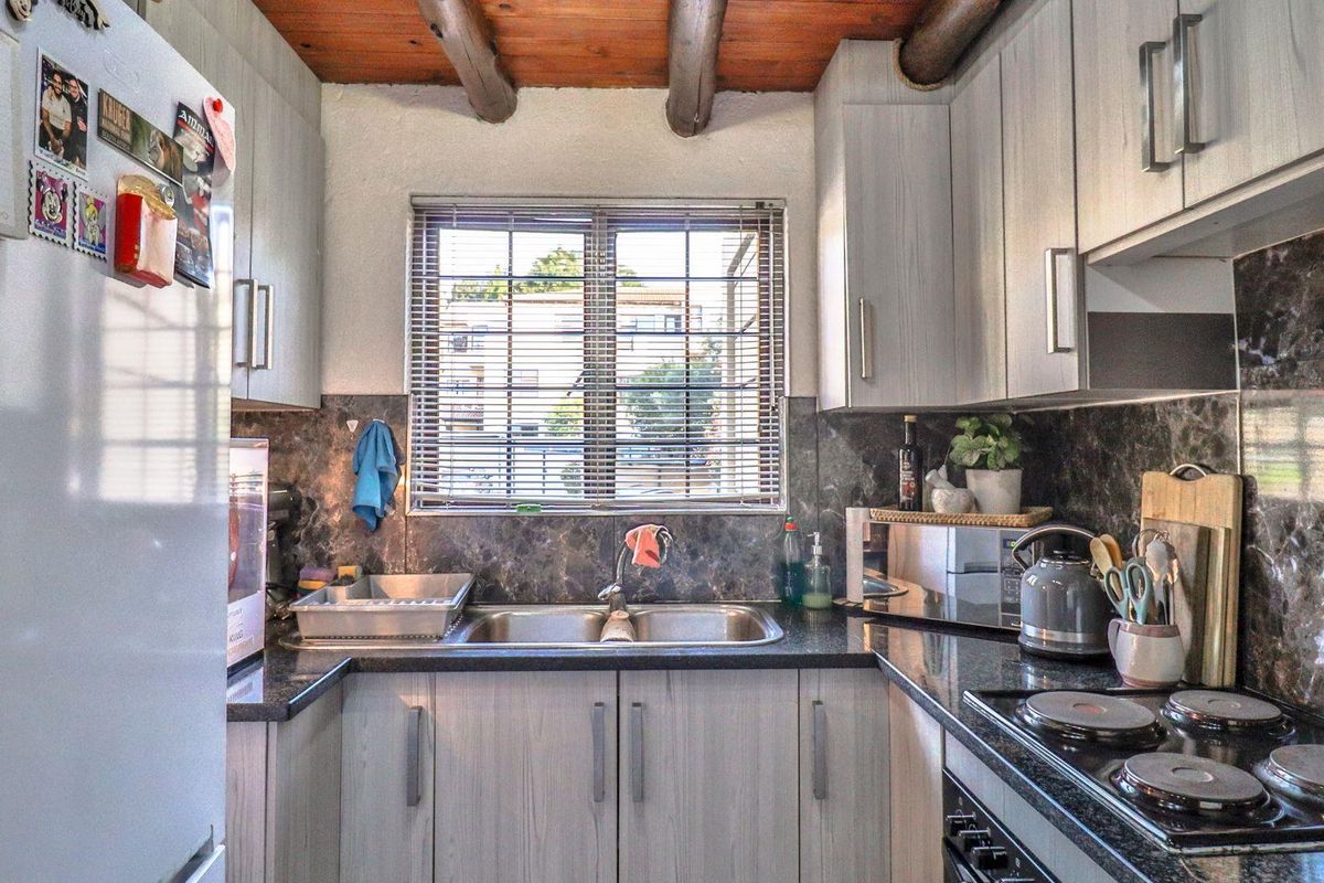 Two bedroom loft apartment in Bryanston - Photo 5