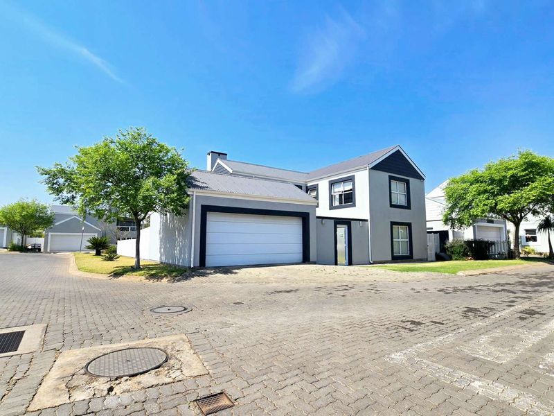 Exclusive Luxury Living in Leisure Bay Estate - Photo 4