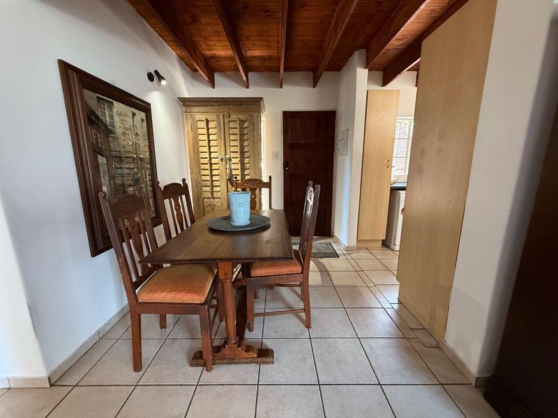 Elegant 3-Bedroom Duplex Showcasing Modern Comforts and Stunning Views - Photo 10