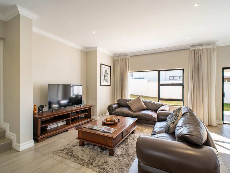 Four Bedroom Family Home in Blue Valley Golf Estate - Photo 10