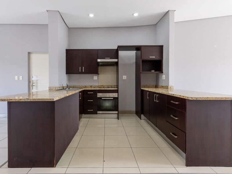 SPACIOUS 2 BEDROOM MODERN CONTEMPORARY GEM 5 MINUTES FROM THE HEART OF SANDTON! - Photo 5