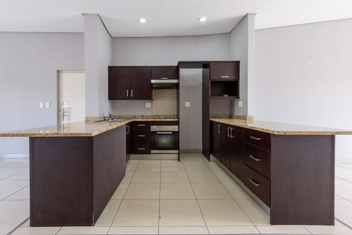 SPACIOUS 2 BEDROOM MODERN CONTEMPORARY GEM 5 MINUTES FROM THE HEART OF SANDTON! - Photo 5