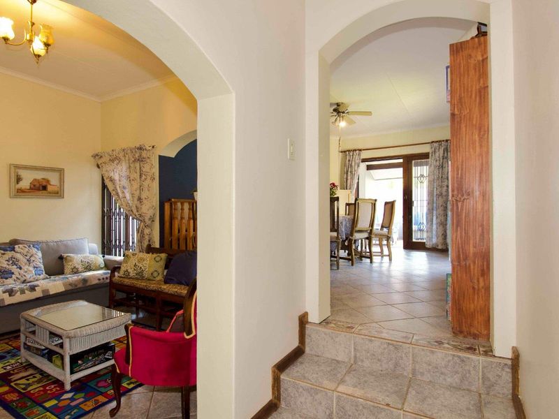 Spacious 3 bedroom Simplex in a secure complex. - Photo 4