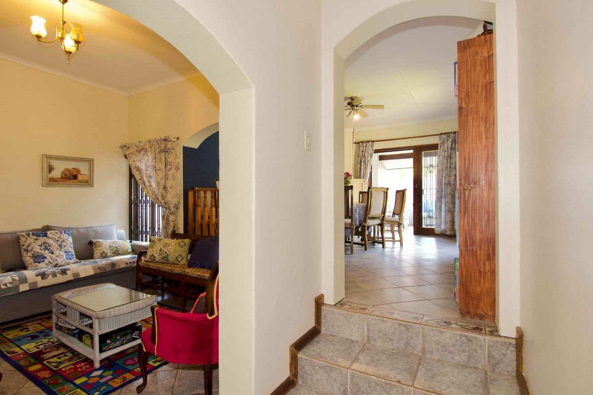 Spacious 3 bedroom Simplex in a secure complex. - Photo 4