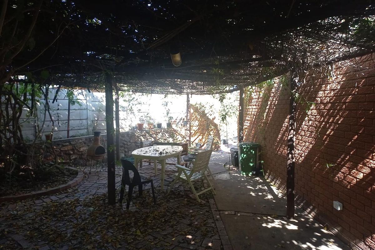 HOUSE WITH MULTIPLE OPPORTUNITIES FOR SALE!! - Photo 2