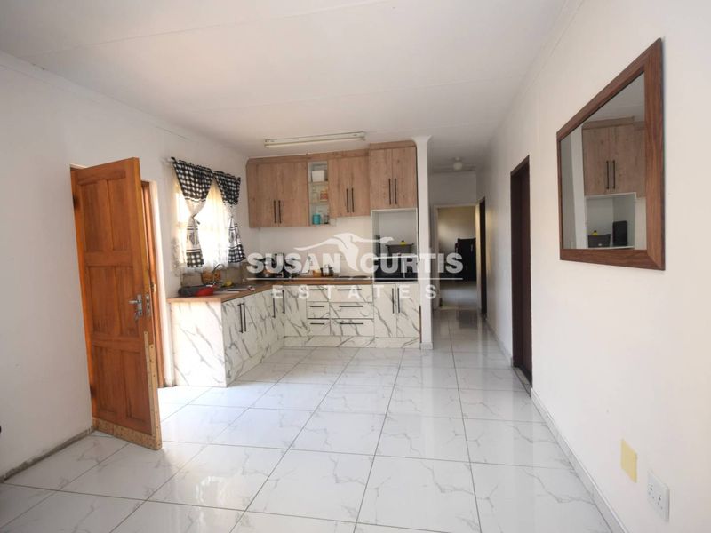 Live & Earn: 3 Bedroom Main House Plus 3 Private Flats - Photo 3