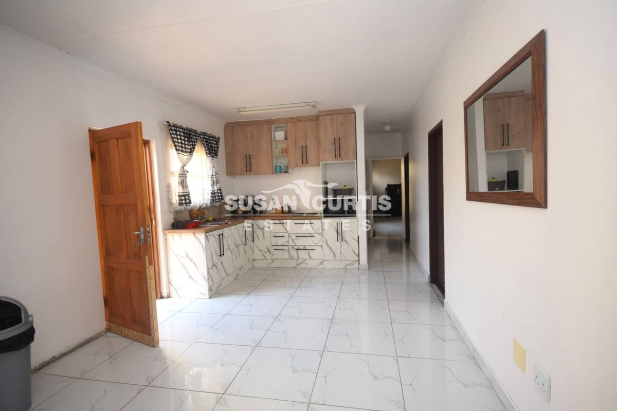 Live & Earn: 3 Bedroom Main House Plus 3 Private Flats - Photo 3
