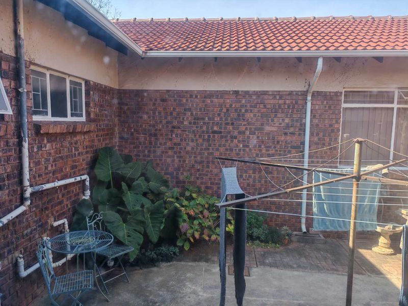EXCLUSIVE MANDATE - LOVELY FAMILY HOME - CLOSE TO SCHOOLS - Photo 9