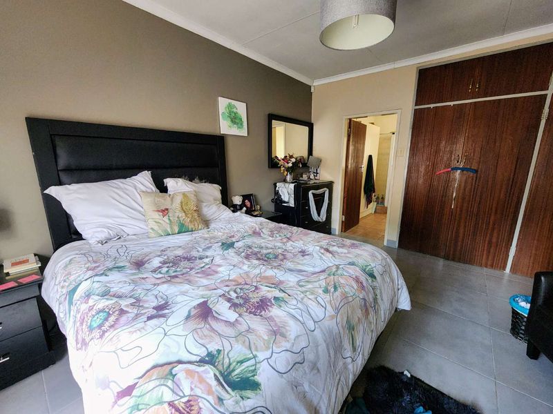 Spacious Family Home with Income-Generating Flatlet - Photo 9
