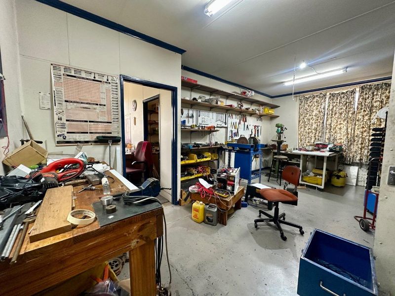 Prime Industrial Property with Office & Workshop Space For Sale in Driehoek, Germiston. - Photo 7