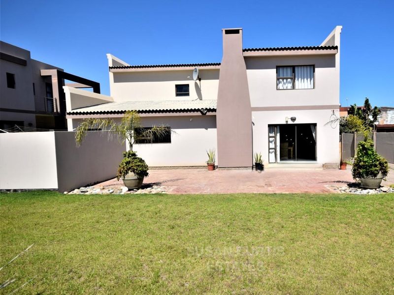 Spacious double story house near the Mall and beach - Photo 1