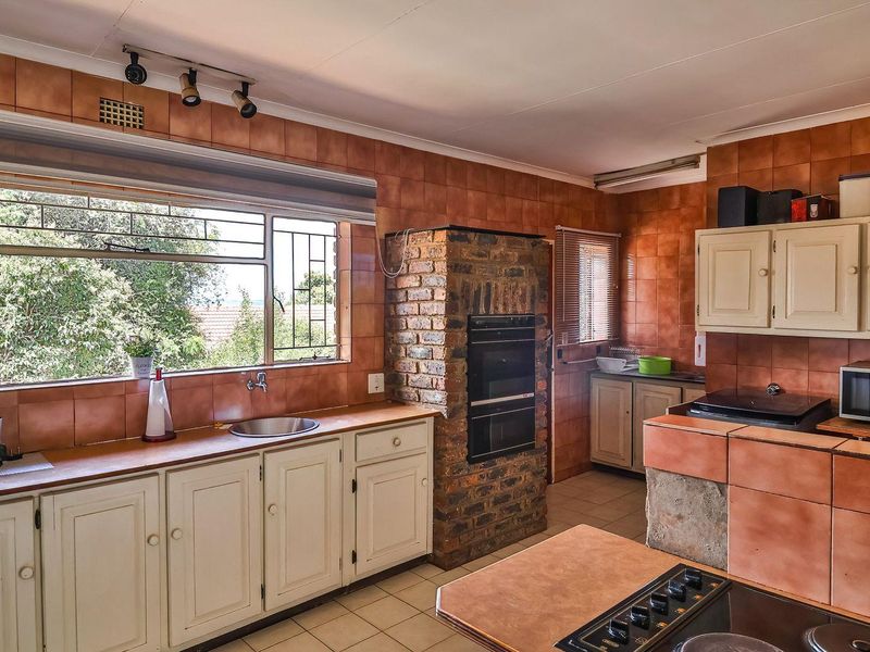 ### Spacious Family Home for Sale in a Prime Gated Community - Photo 10