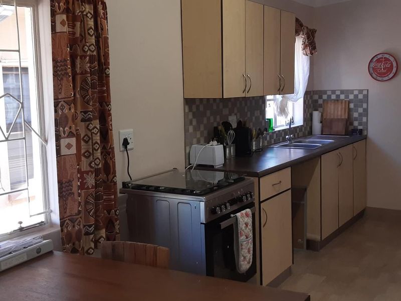 Lovely property with surrounded landscaped gardens and spacious verandas, situated in the outskirts of Omaruru, bordering the Omaruru River. - Photo 6