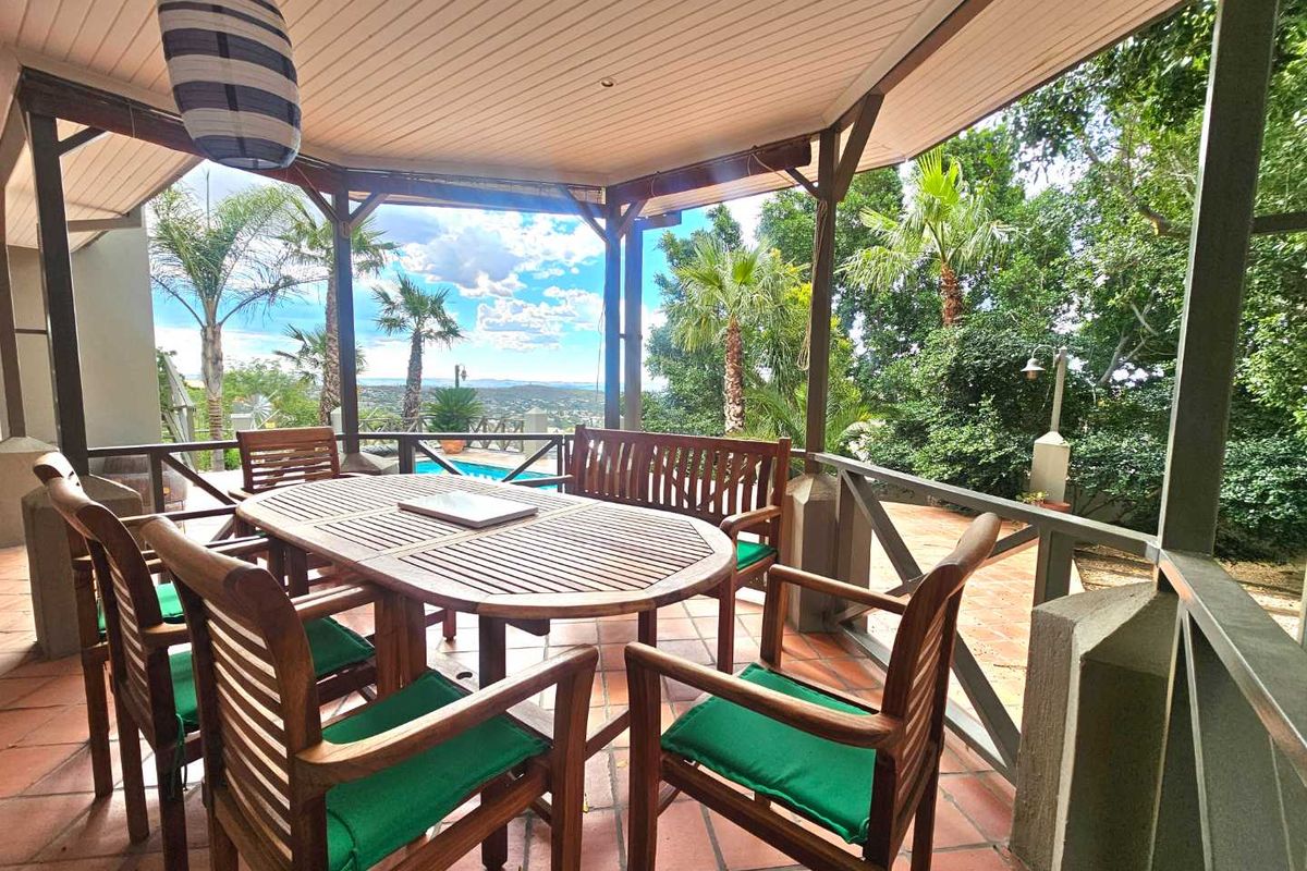 Ultimate Privacy & Luxury: Executive Rental Available Soon - Photo 4