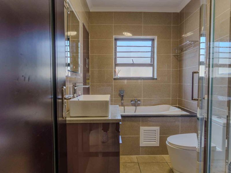 Modern 2Bedroom, 2Bathroom, Ground Floor Apartment, Private Garden - Photo 5