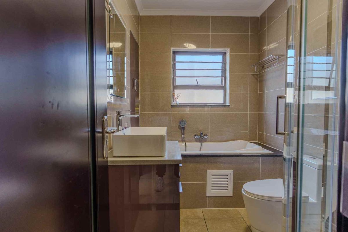 Modern 2Bedroom, 2Bathroom, Ground Floor Apartment, Private Garden - Photo 5
