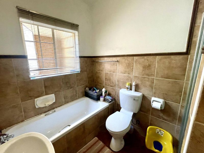 Garden Living Meets Lock-Up-and-Go Convenience - Photo 9