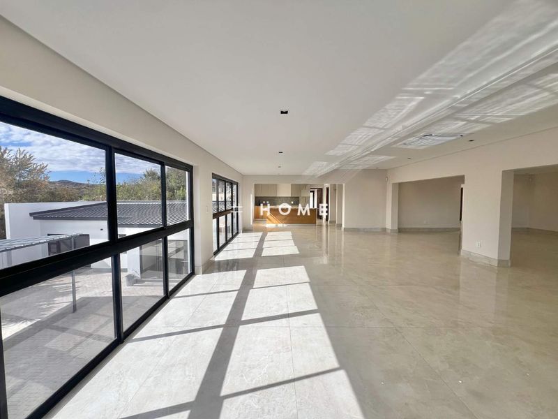 Luxury Property with 5 Bedrooms and 1-Bedroom flat - Photo 3