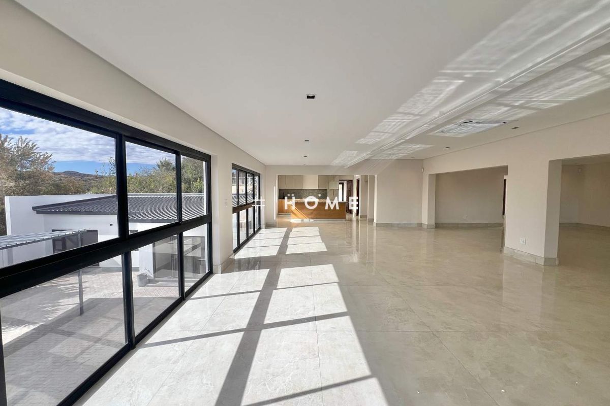 Luxury Property with 5 Bedrooms and 1-Bedroom flat - Photo 3