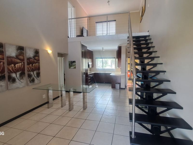 Gorgeous Loft Apartment 3 Bedroom/3 Bathroom in popular complex - Photo 4