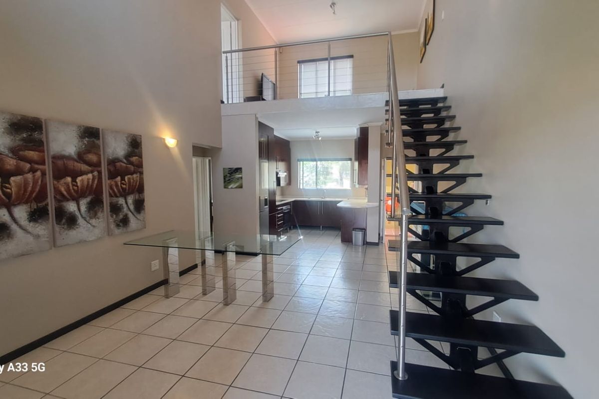 Gorgeous Loft Apartment 3 Bedroom/3 Bathroom in popular complex - Photo 4