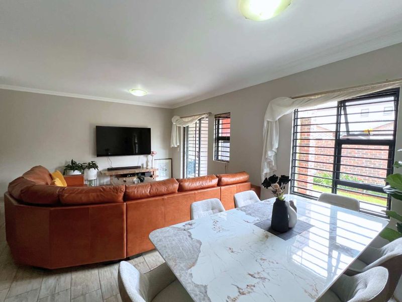 Peaceful living in this beautifully maintained 3 bedroom, 2 bathroom townhouse located in Azima View Estate. - Photo 4