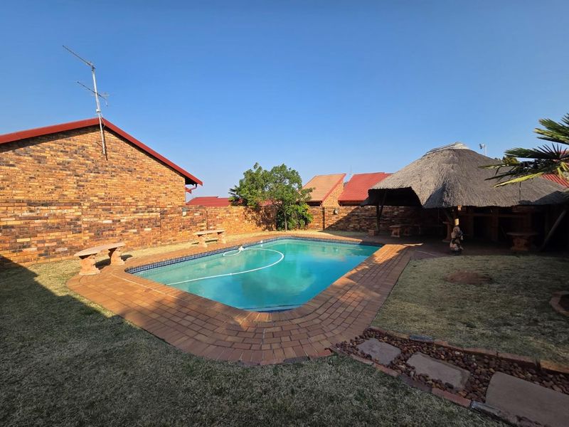 Townhouse For Sale in South Crest, Alberton - Photo 2