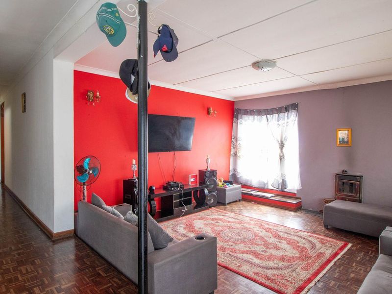 Unlock Potential: Your Dream Home Awaits! - Photo 7