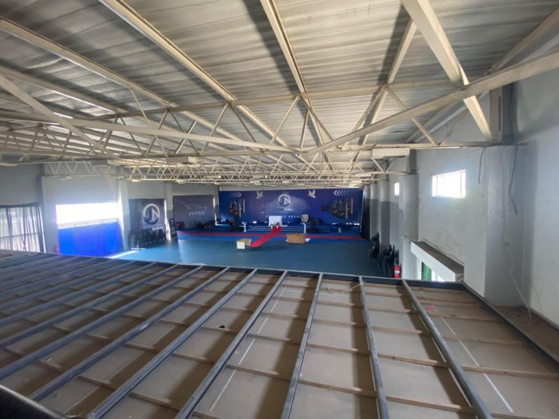 Vibrant Location: Perfect for Car Showroom & More - Photo 6