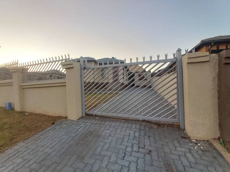 Two bedroom house for sale in Atteridgeville - Photo 2