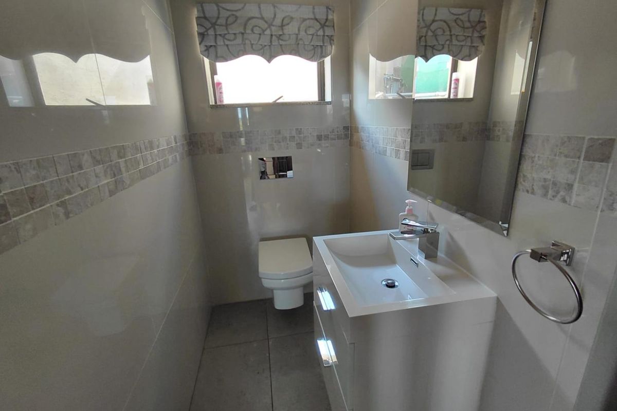 Luxurious Fully Furnished 4-Bedroom Double-Storey Home with Stunning Views in Roodekrans - Photo 5