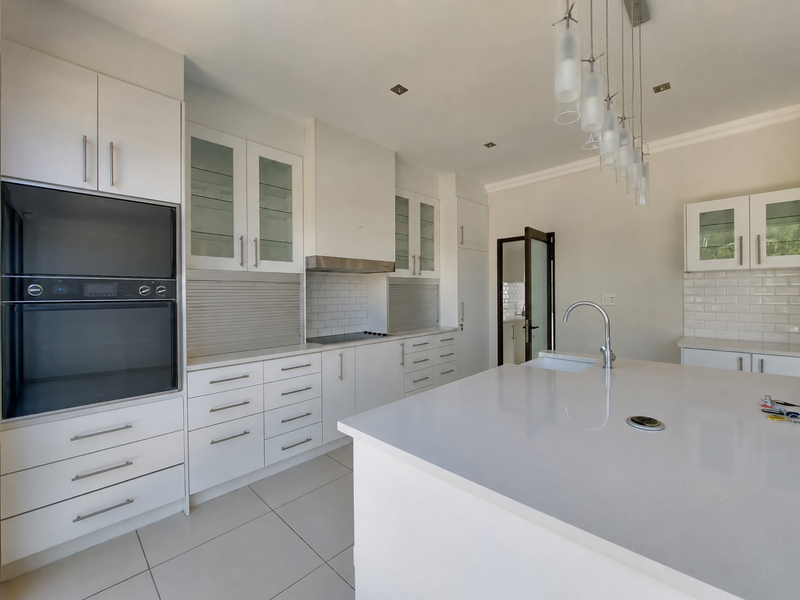Family home with pool for rent - Photo 4