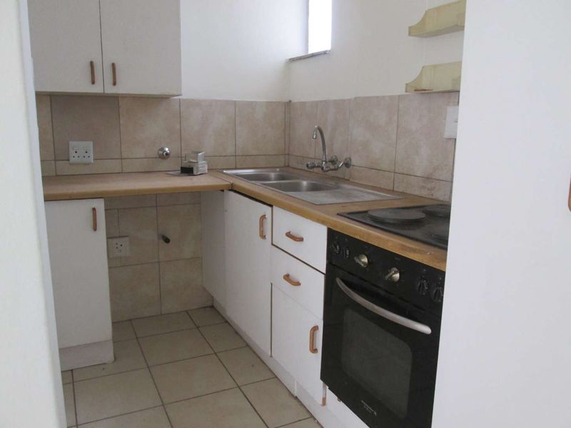 A BEAUTIFUL , NEAT AND CLEAN [1] ONE BEDROOM APARTMENT FOR SALE IN DIE MOOT [DASPOORT ] PTA - Photo 4