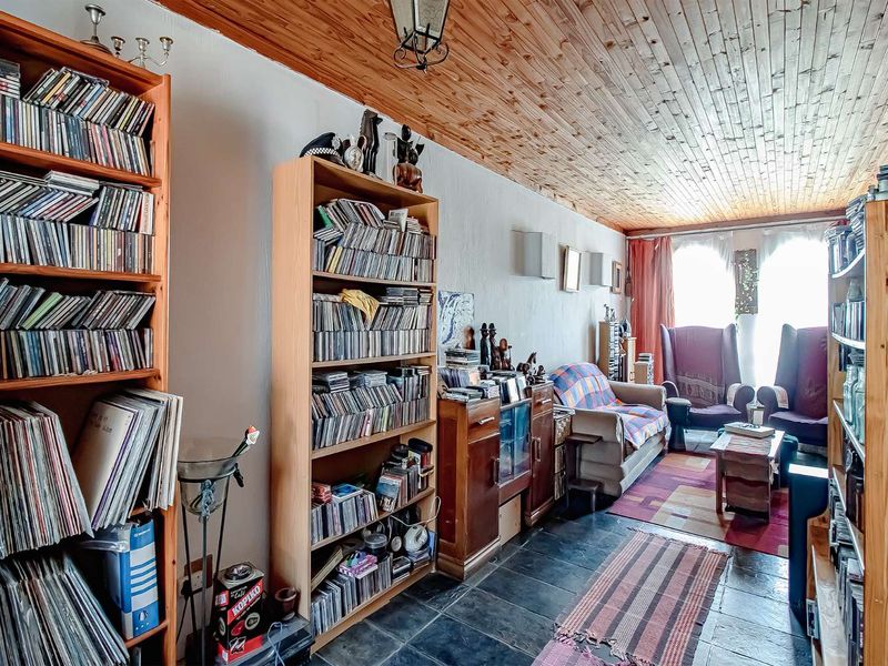 Attractive townhouse with potential. - Photo 7