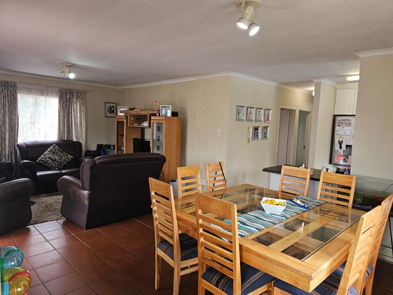 Spacious modern 3 Bedroom, 2 Bathroom Apartment with a garage. Great Investment close to the Gautrain station. - Photo 2