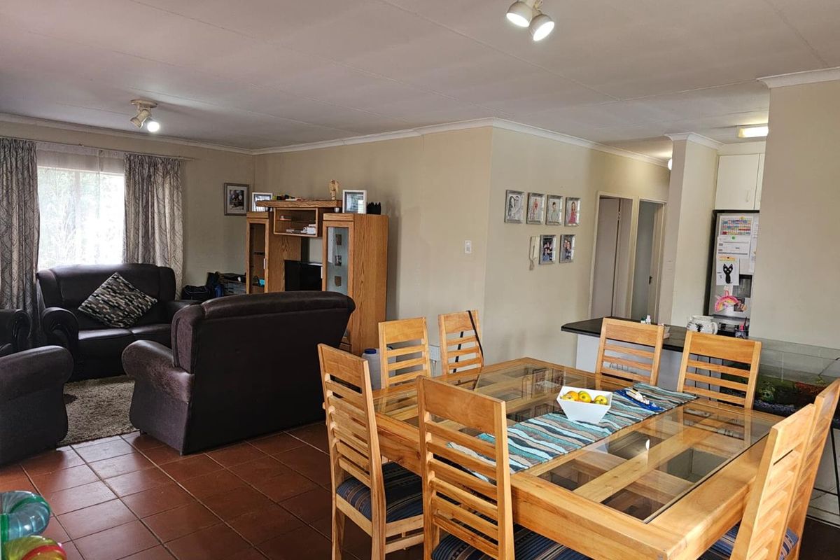 Spacious modern 3 Bedroom, 2 Bathroom Apartment with a garage. Great Investment close to the Gautrain station. - Photo 2